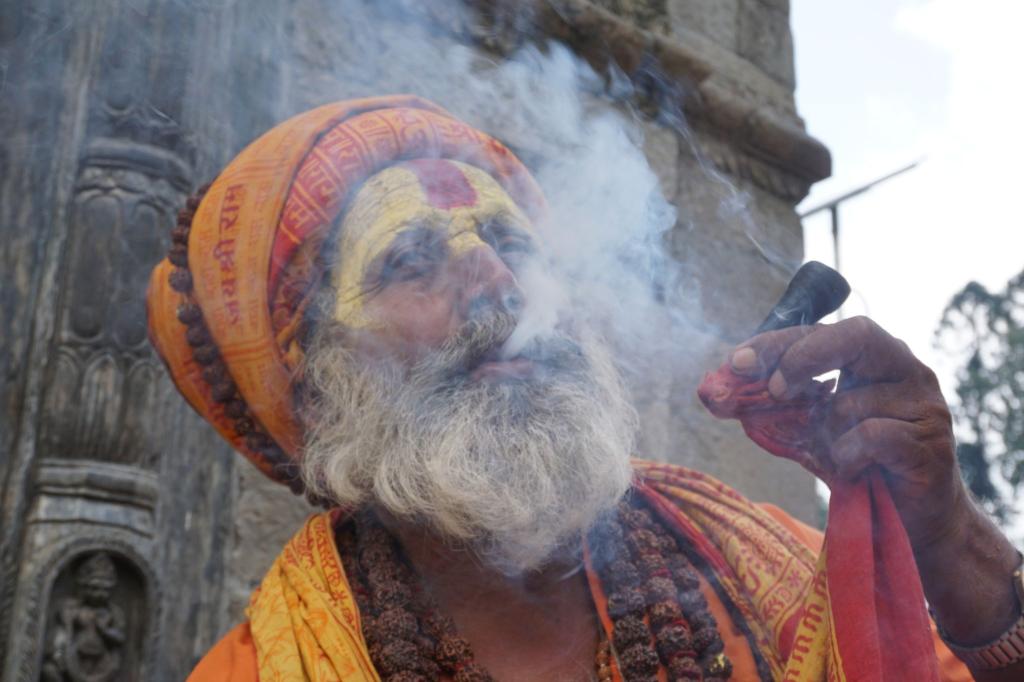 Ein Sadhu raucht Marihuana auf dem Gelände eines Tempels in Kathmandu. - Foto: Anne-Sophie Galli/dpa