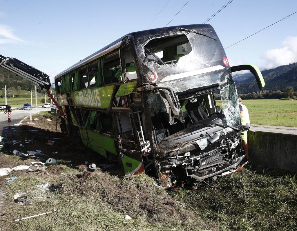 Der verunglückte Reisebus liegt im Graben: Bei dem Busunfall in Kärnten ist eine Frau ums Leben gekommen. - Foto: Gert Eggenberger/APA/dpa