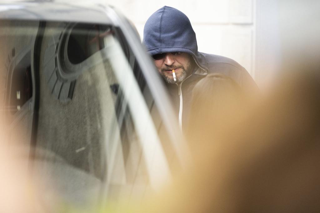 Juri Garawski aus Belarus steht während einer Pause vor dem Gericht in St. Gallen. - Foto: Gian Ehrenzeller/KEYSTONE/dpa