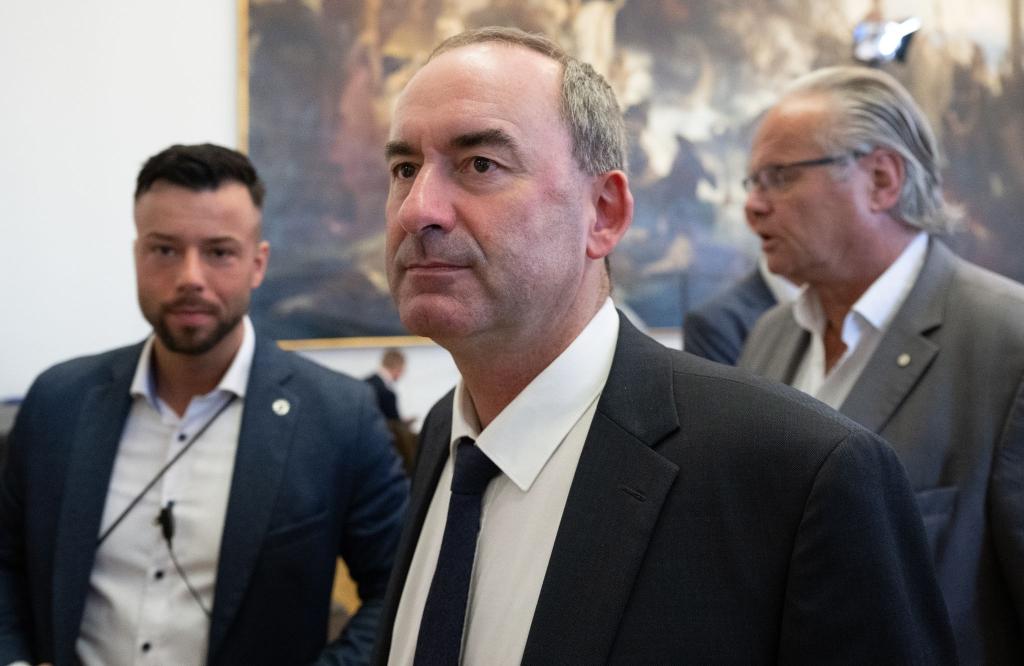 Hubert Aiwanger verlässt den bayerischen Landtag nach einer Sondersitzung zu den Vorwürfen gegen ihn im Zusammenhang mit einem Flugblatt mit antisemitischem Inhalt. - Foto: Sven Hoppe/dpa-Pool/dpa