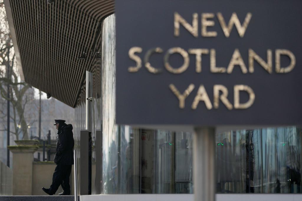 Der Schriftzug «New Scotland Yard» steht vor dem Hauptquartier der Metropolitan Police (MPS) in London. - Foto: Alastair Grant/AP/dpa