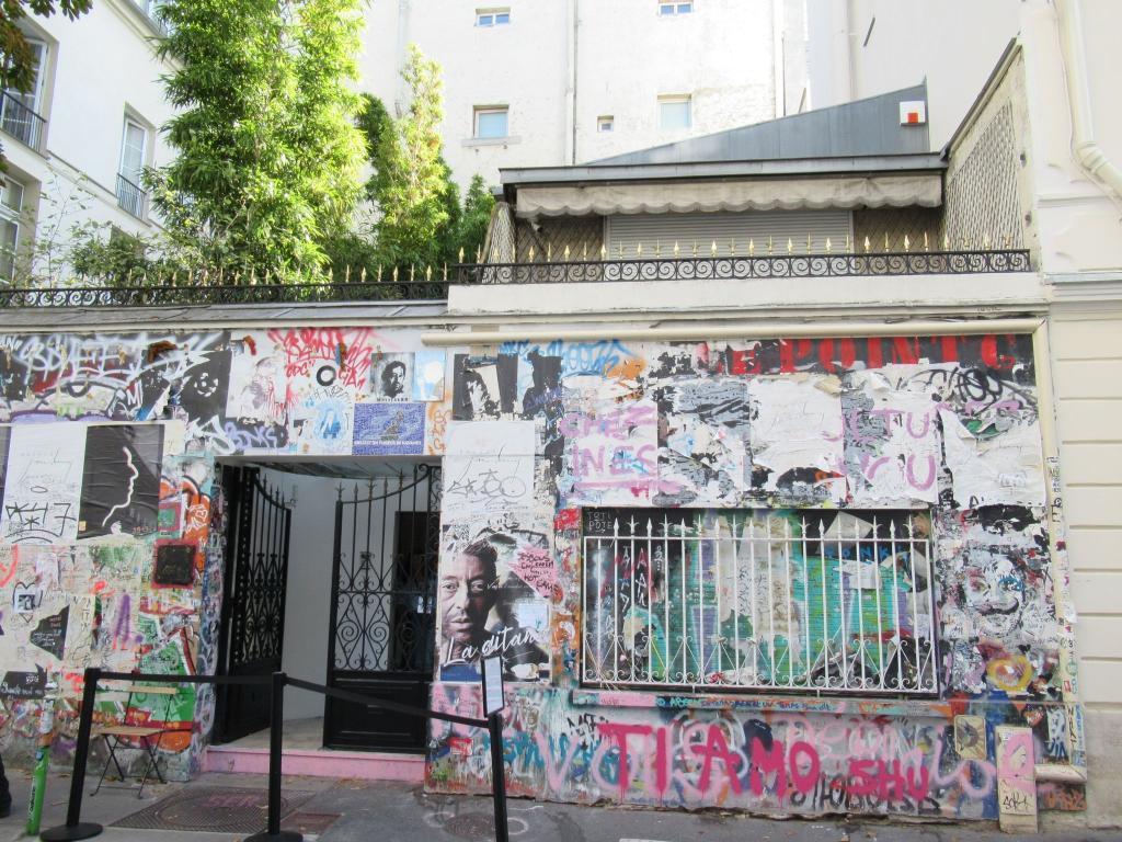 Das Haus, in dem der französische Musiker Serge Gainsbourg lebte. - Foto: Sabine Glaubitz/dpa