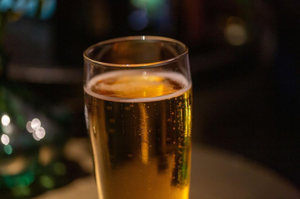 Ein Bierglas steht auf einem Tisch in einer Bar. - Foto: Fernando Gutierrez-Juarez/dpa