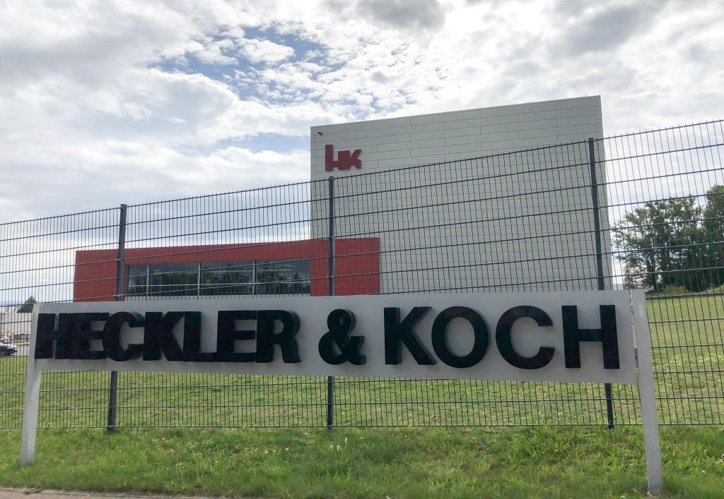 Eingang der Firmenzentrale des Waffenherstellers Heckler & Koch in Oberndorf (Baden-Württemberg). - Foto: Wolf von Dewitz/dpa-Zentralbild/dpa