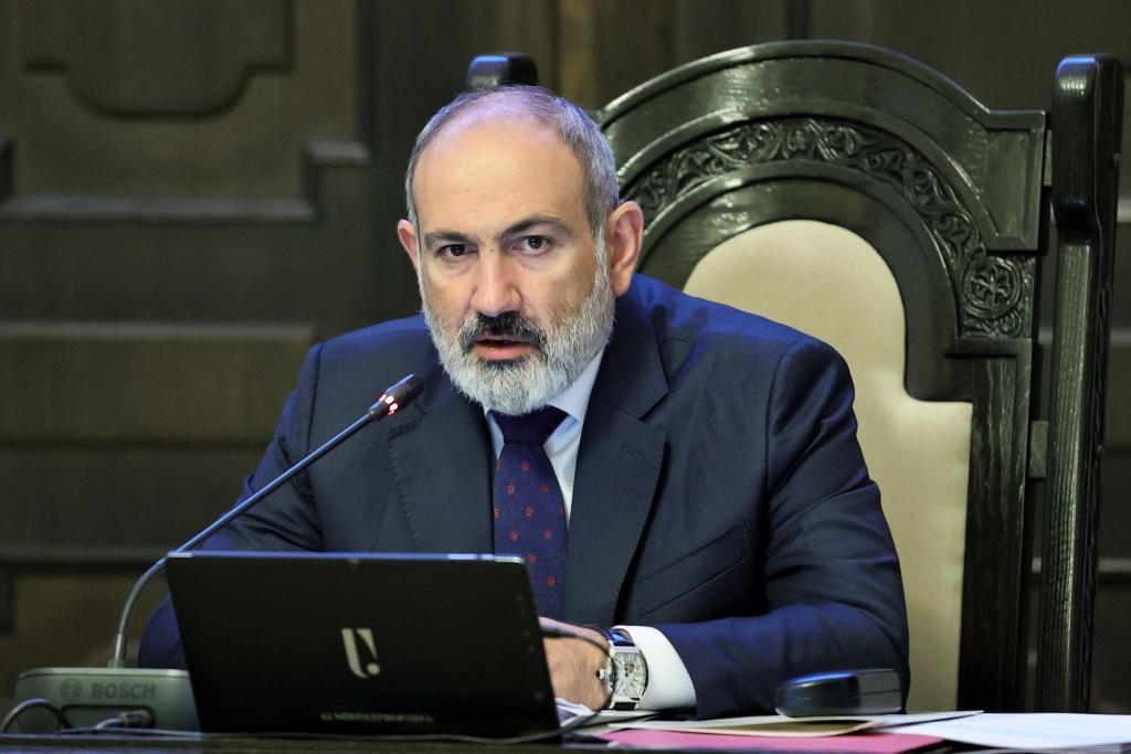Der armenische Premierminister Nikol Paschinjan leitet eine Kabinettssitzung. - Foto: Tigran Mehrabyan/PAN Photo/AP