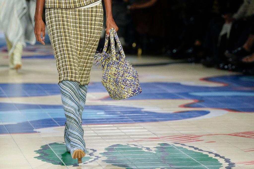 Ein Model präsentiert in Mailand eine Kreation von Bottega Veneta aus der Frühjahr/Sommer-Kollektion 2024. - Foto: Antonio Calanni/AP/dpa