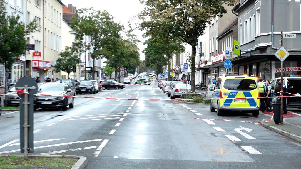 Einsatzkräfte der Polizei sind im Stadtteil König-Ludwig in Recklinghausen im Einsatz. - Foto: Marc Gruber/tv7news.de/dpa