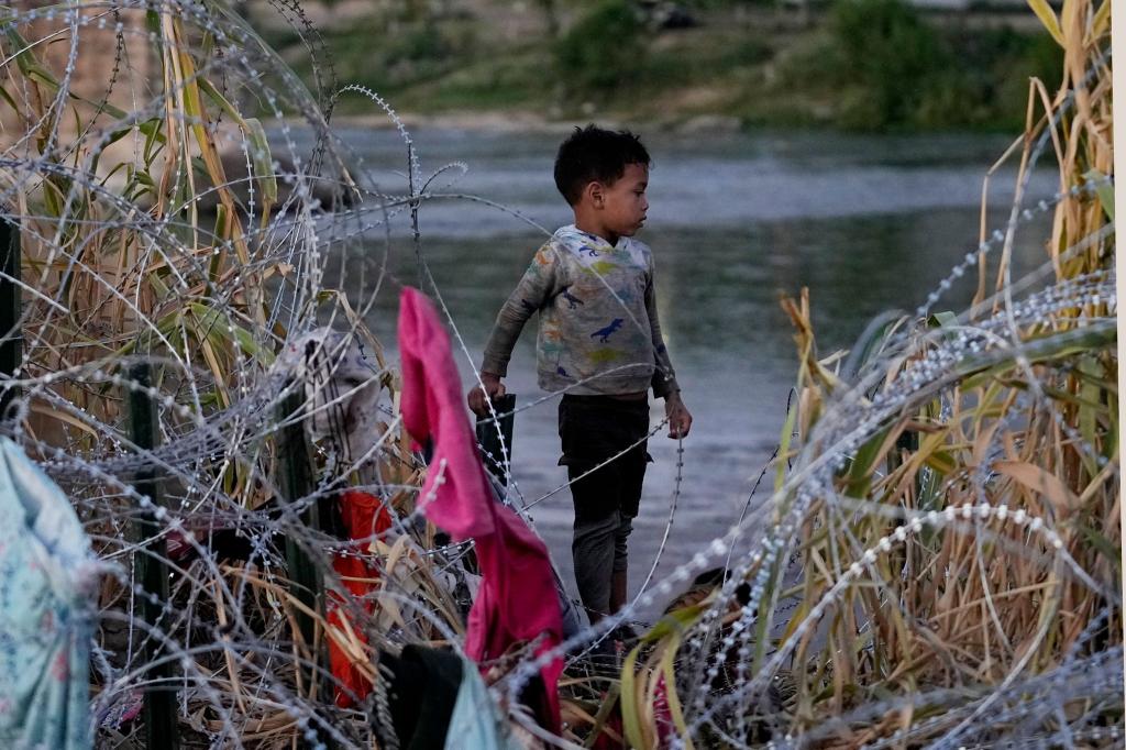 Migranten - darunter Kleinkinder - überqueren den Rio Grande, um von Mexiko in die USA zu gelangen. - Foto: Eric Gay/AP
