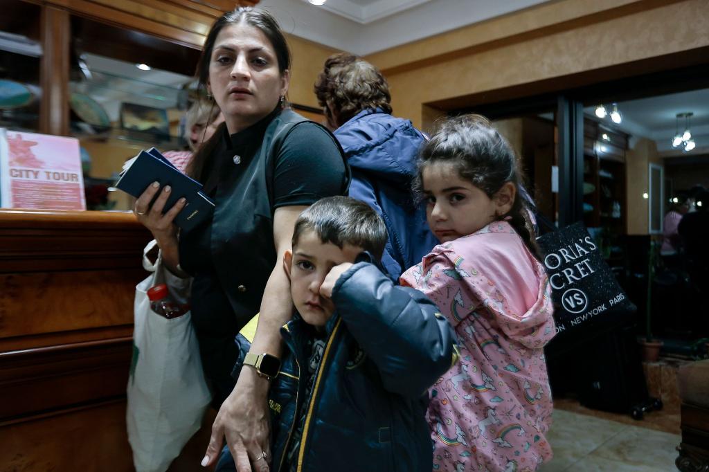 Armenier aus Berg-Karabach warten darauf, vorübergehend in einem Hotel untergebracht zu werden. - Foto: Vasily Krestyaninov/AP/dpa