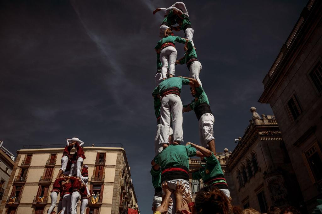 Beim Stadtfest in Barcelona überbieten sich die Akrobaten gegenseitig beim Bau menschlicher Pyramiden und Türme. - Foto: Matthias Oesterle/ZUMA Press Wire/dpa
