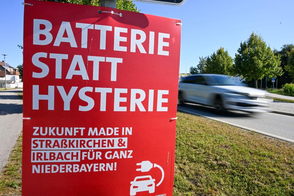 Beim Bürgerentscheid in Straßkirchen entschied sich eine klare Mehrheit für den Bau einer BMW-Batteriefabrik. - Foto: Armin Weigel/dpa