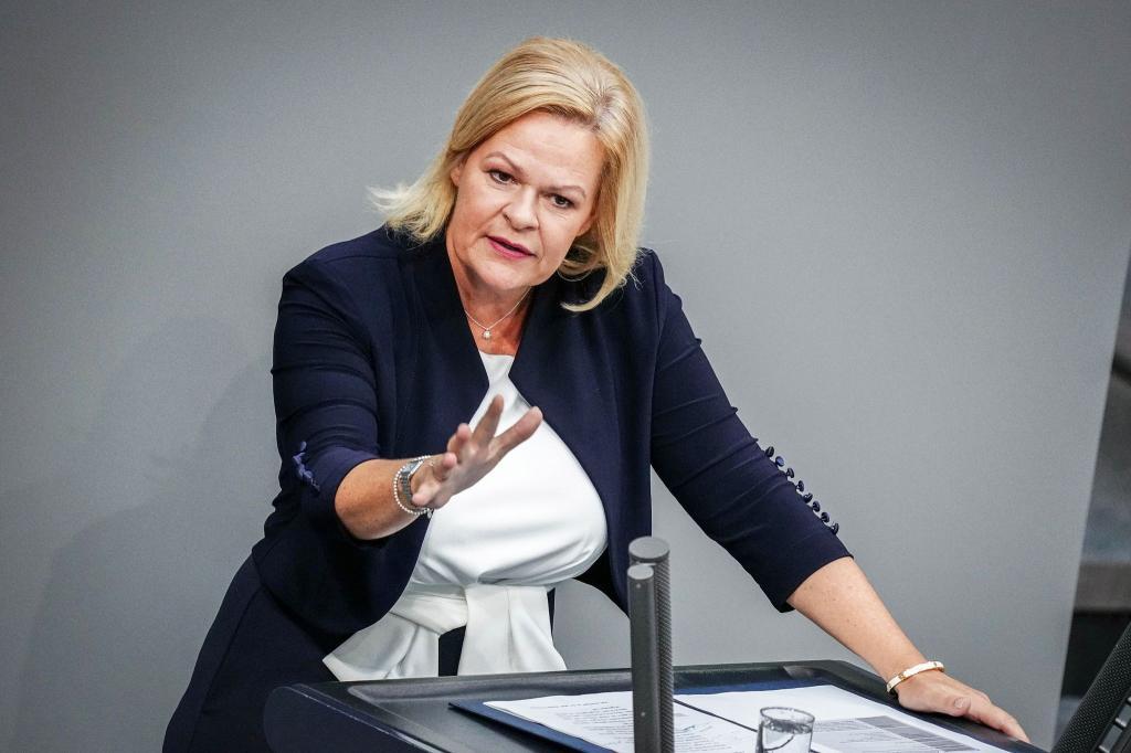 Bundesinnenministerin Nancy Faeser wünscht sich eine europäische Lösung in der Migrationspolitik. - Foto: Kay Nietfeld/dpa