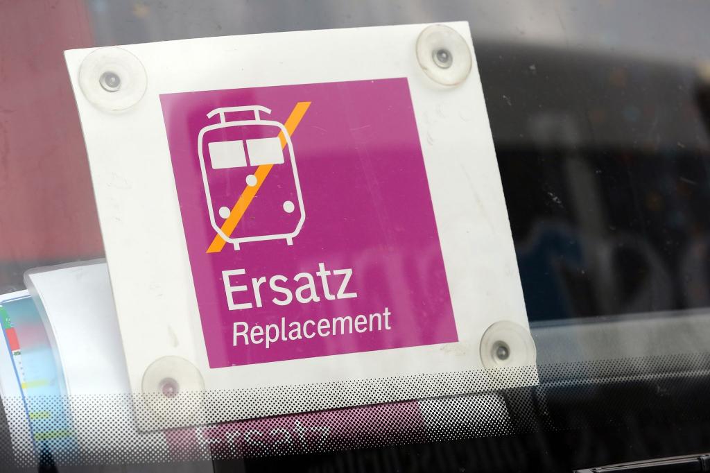 Die Busse sind bestellt - aber wer soll sie fahren? Die EVG sieht große Probleme für die Generalsanierung der Schiene. - Foto: picture alliance / dpa