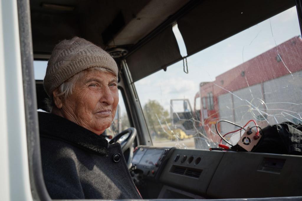 Eine Einwohnerin aus Berg-Karabach sitzt in einem Evakuierungsbus. 100.000 Menschen sind in den vergangenen Tagen aus der Konfliktregion geflohen. - Foto: Ashley Chan/SOPA Images via ZUMA Press Wire/dpa