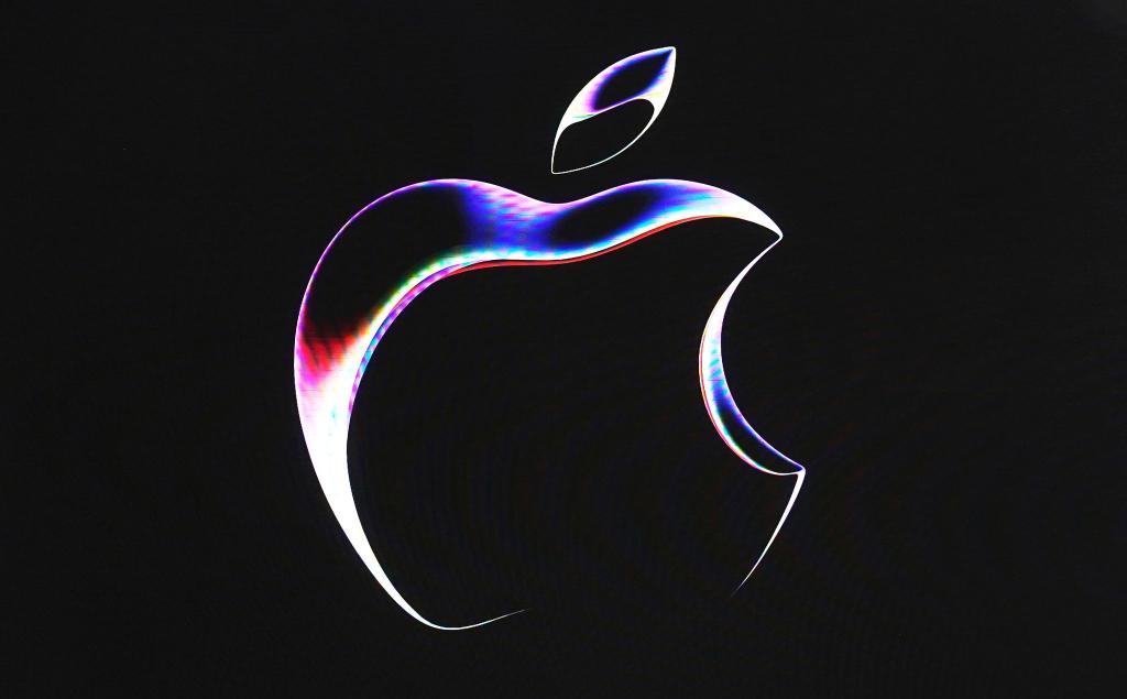 Apple hat sich zu Problemen mit dem iPhone 15 Pro geäußert. - Foto: Jeff Chiu/AP/dpa