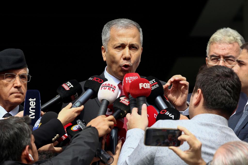 Der türkische Innenminister Ali Yerlikaya spricht mit Journalisten. - Foto: Ali Unal/AP/dpa