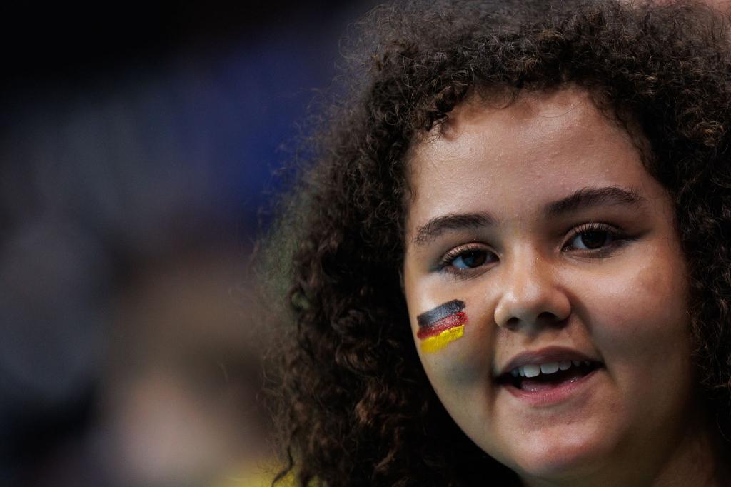 Ein junger Fan verfolgt die Volleyball-Partie zwischen Deutschland und Kuba beim Olympia-Qualifikationsturnier in Rio de Janeiro. - Foto: Joao Gabriel Alves/dpa