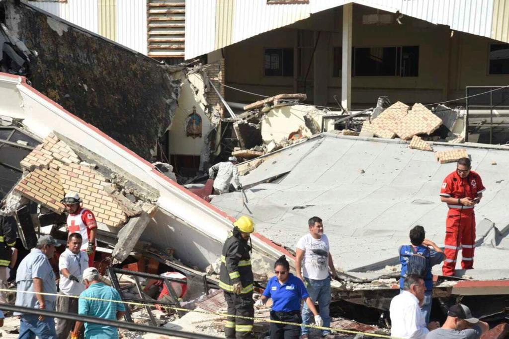 Rettungskräfte suchen inmitten von Trümmern nach Überlebenden. - Foto: Jose Luis Tapia/El Sol de Tampico/AP