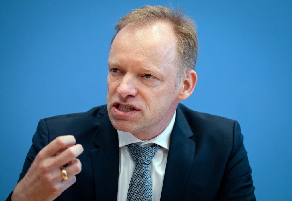 Ifo-Präsident Clemens Fuest sieht mehrere Probleme für die deutsche Wirtschaft. - Foto: Kay Nietfeld/dpa