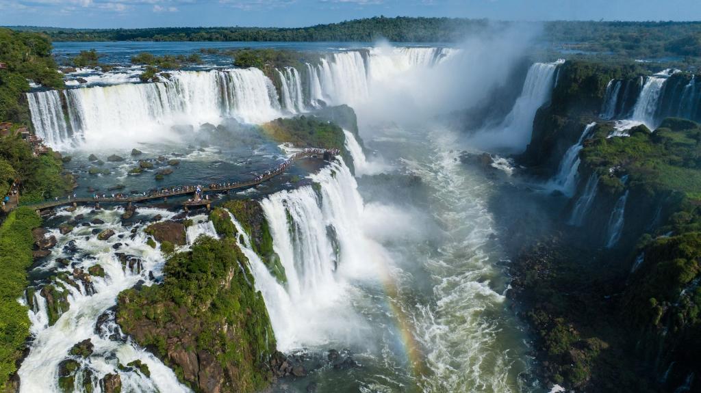 Touristen besuchen die die Iguazu-Fälle im Iguazu-Nationalpark im brasilianischen Bundesstaat Parana. - Foto: Wang Tiancong/XinHua/dpa