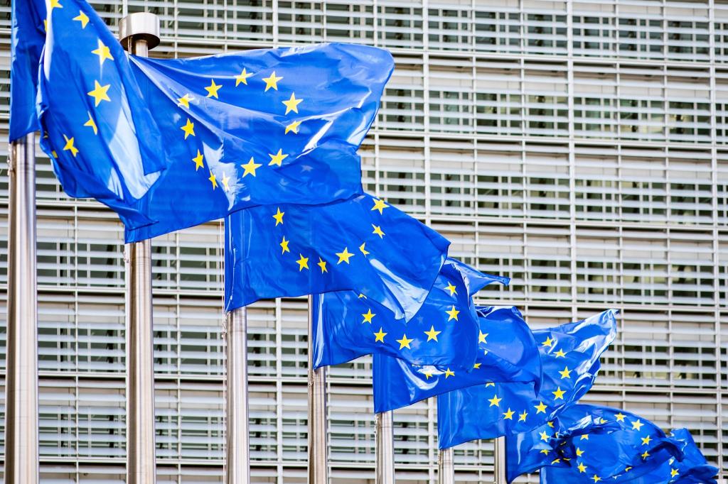 Europaflaggen flattern vor dem Sitz der Europäischen Kommission in Brüssel. Die Chefs von 20 europäischen Telekommunikationsunternehmen appellieren an die EU, große Tech-Konzerne zu höheren Zahlungen für die Nutzung der Netze zu verpflichten. - Foto: Marcel Kusch/dpa