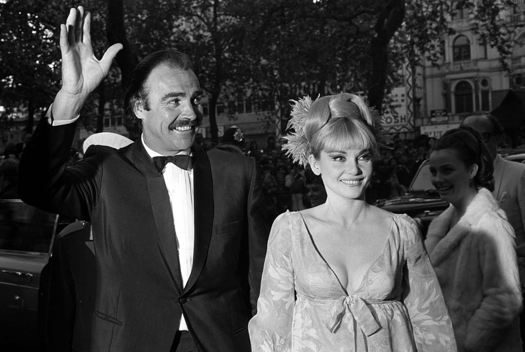 James-Bond-Star Sean Connery mit seiner damaligen Frau Diane Cilento bei der Ankunft zur Weltpremiere seines Films «Man lebt nur zweimal» in London. - Foto: Pa/PA Wire/dpa