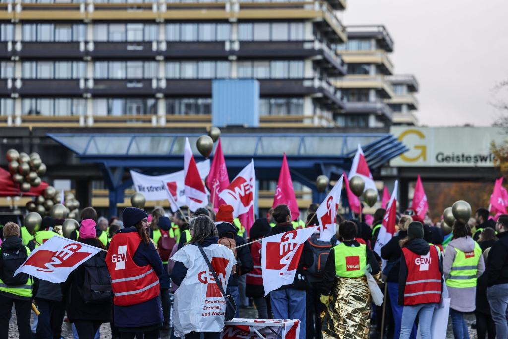Mitarbeiter der Ruhr-Universität Bochum versammeln sich zu einem Warnstreik auf dem Campus. - Foto: Oliver Berg/dpa
