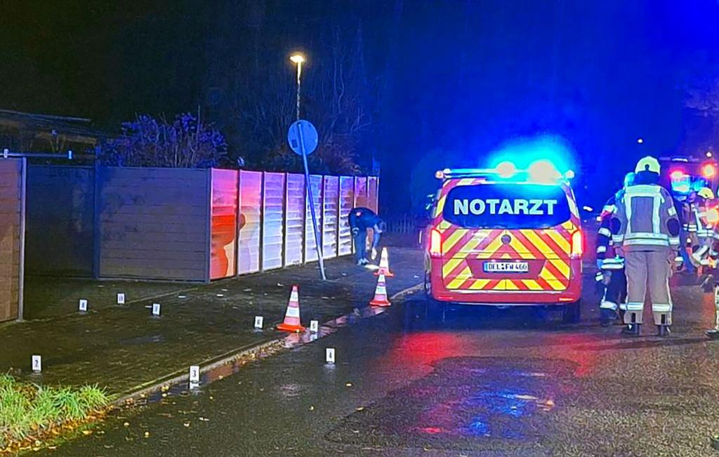 Kräfte der Feuerwehr und des Rettungsdienstes sind an der Unfallstelle in einem Delmenhorster Wohnviertel im Einsatz. - Foto: -/Nord-West-Media/dpa