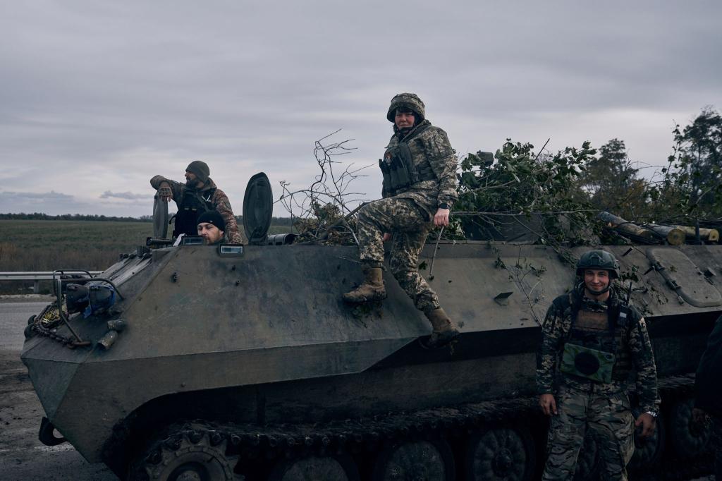 Ukrainische Soldaten und eine Soldatin (M) in der Nähe von Bachmut, Region Donezk. - Foto: Libkos/AP/dpa