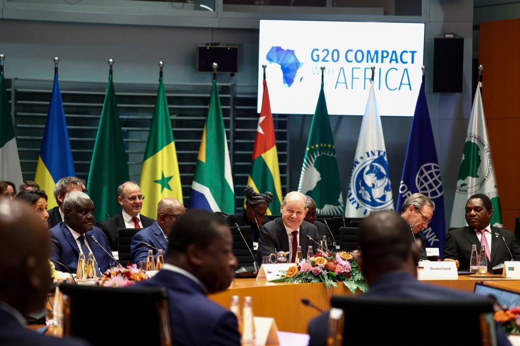Bundeskanzler Olaf Scholz leitet den Investitionsgipfel «Compact with Africa». - Foto: Liesa Johannssen/REUTERS-Pool/dpa