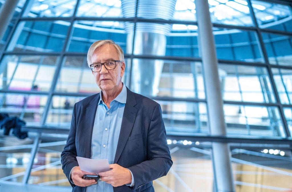 Dietmar Bartsch hat eine Idee, wie die Ampel-Koalition ihre Finanzsorgen angehen könnte: eine «Klimareichensteuer». - Foto: Michael Kappeler/dpa