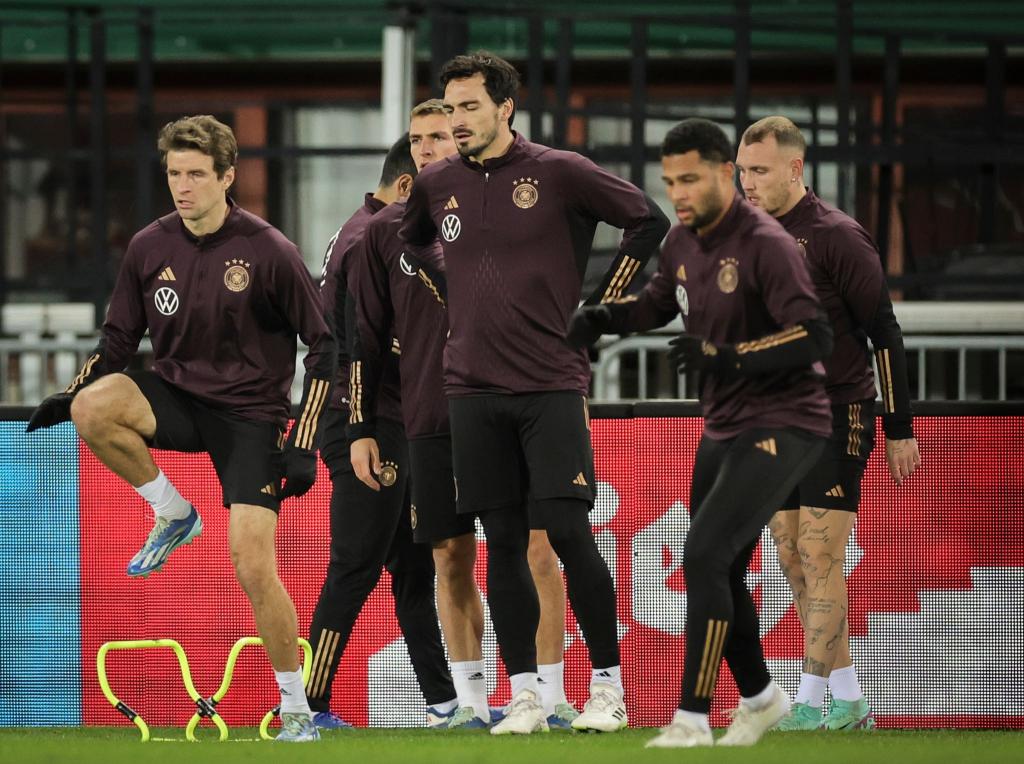 Thomas Müller (l) und Mats Hummels (2.v.l) beim Abschlusstraining. - Foto: Christian Charisius/dpa