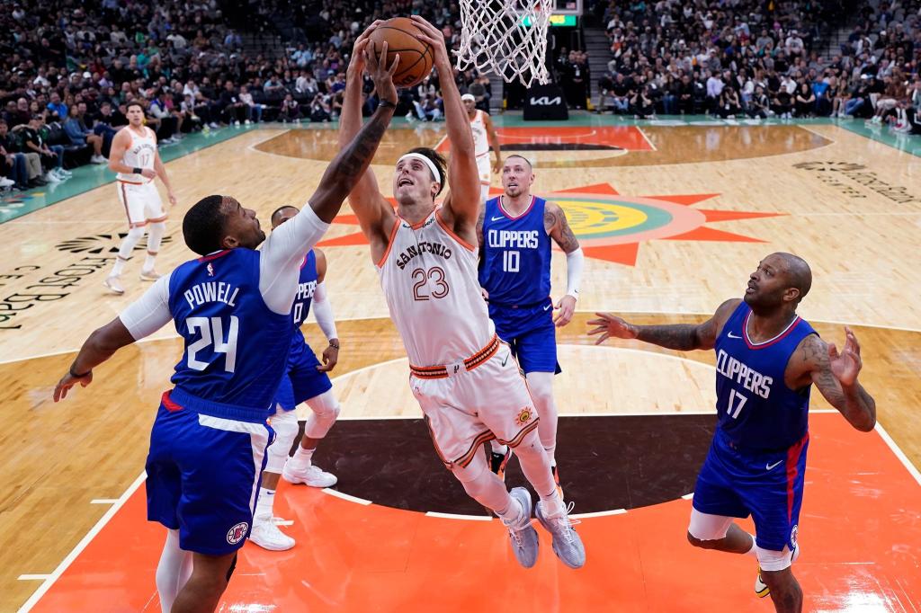 Spurs-Forward Zach Collins wird von Clippers-Guard Norman Powell (l) geblockt. - Foto: Eric Gay/AP