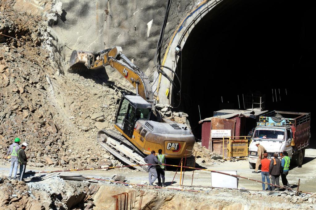 Ein Bagger arbeitet am Eingang des eingestürzten Straßentunnels. - Foto: ---/AP/dpa