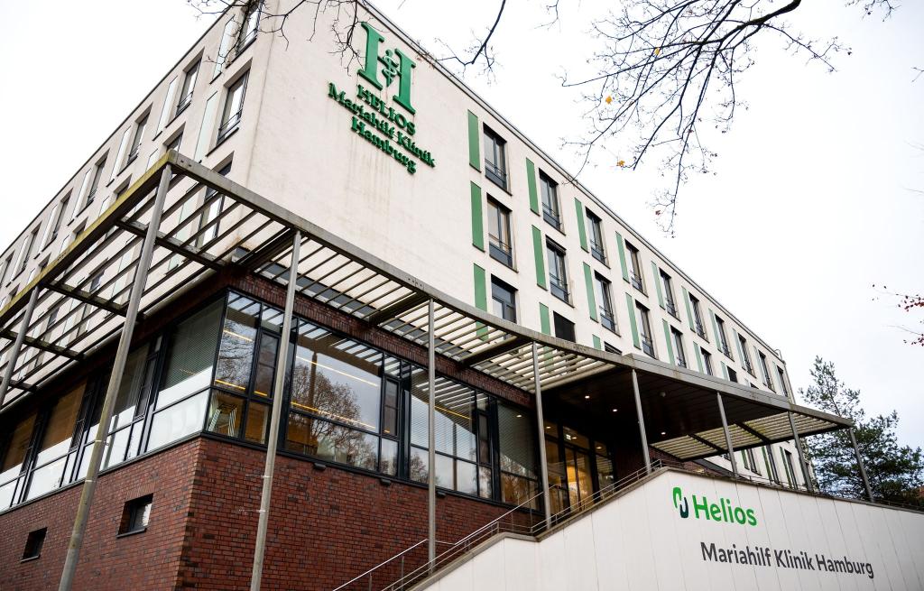 Blick auf die Helios Mariahilf-Klinik im Hamburger Stadtteil Heimfeld. - Foto: Daniel Bockwoldt/dpa