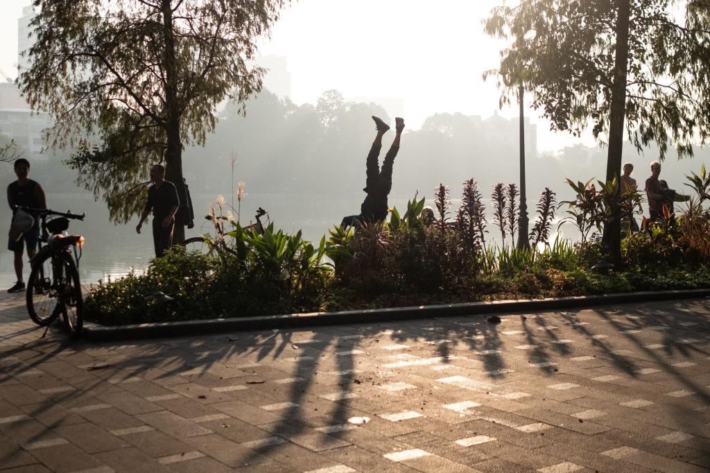 Hier wird geschwitzt: Einheimische trainieren und tanzen bei Sonnenaufgang am Rande des Hoan-Kiem-Sees in Hanoi. - Foto: Stefan Rousseau/PA Wire/dpa