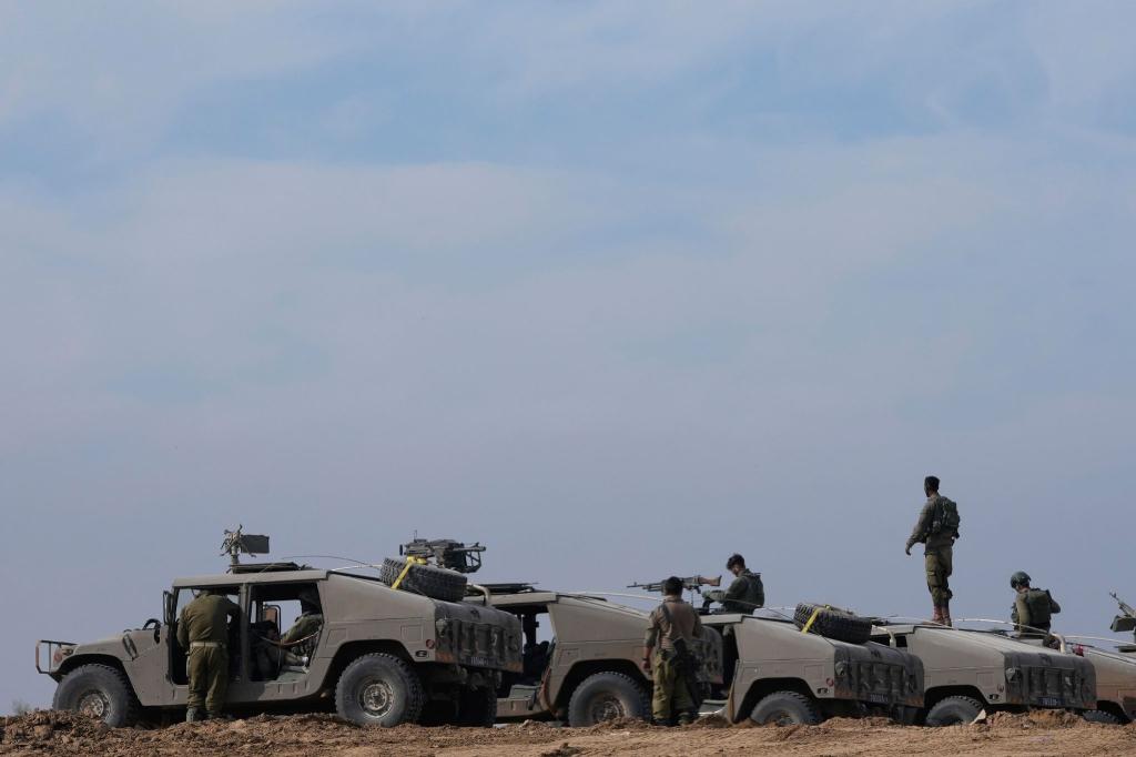 Israelische Soldaten bringen sich an der Grenze zum Gazastreifen in Position. - Foto: Maya Alleruzzo/AP/dpa