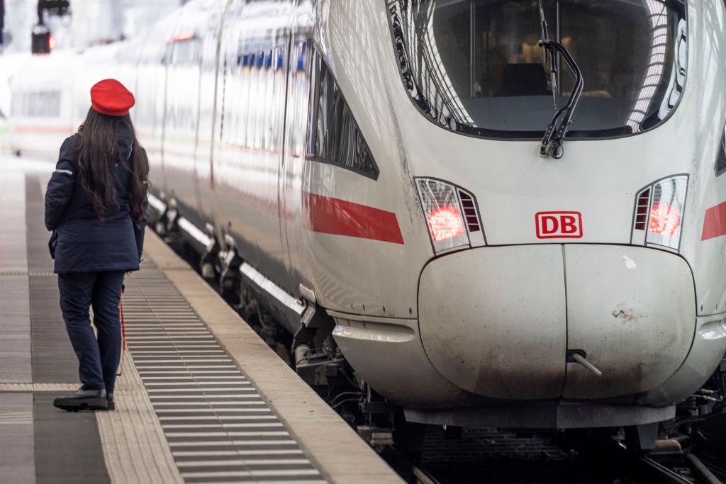 Nach dem Warnstreik hofft die Bahn darauf, am Wochenende wieder nach Plan zu fahren. - Foto: Christoph Reichwein/dpa