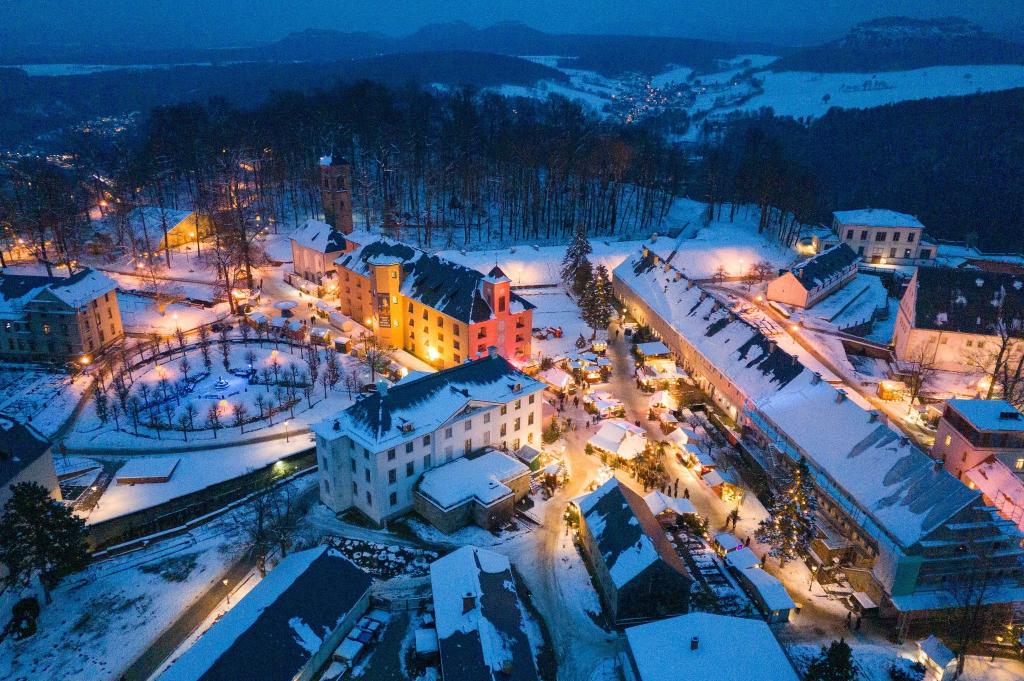 Idyllischer geht es wohl kaum: Blick auf den Weihnachtsmarkt auf der Festung Königstein in Sachsen. Der historisch-romantische Weihnachtsmarkt findet an allen vier Adventswochenenden statt. - Foto: Sebastian Kahnert/dpa
