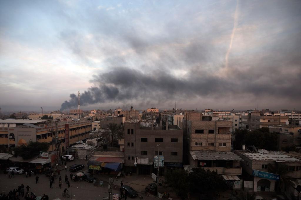 Rauch steigt nach israelischen Angriffen über Chan Junis im Gazastreifen auf. - Foto: Mohammed Dahman/AP/dpa