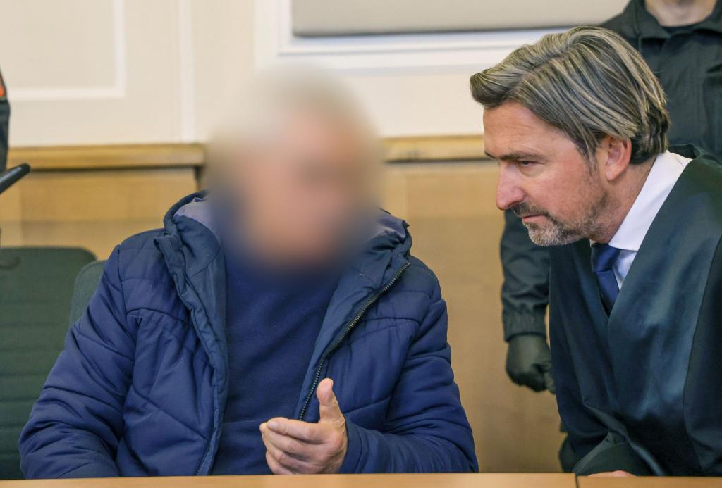 Der 82-jährige Angeklagte neben seinem Verteidiger im Landgericht Osnabrück. - Foto: Focke Strangmann/dpa