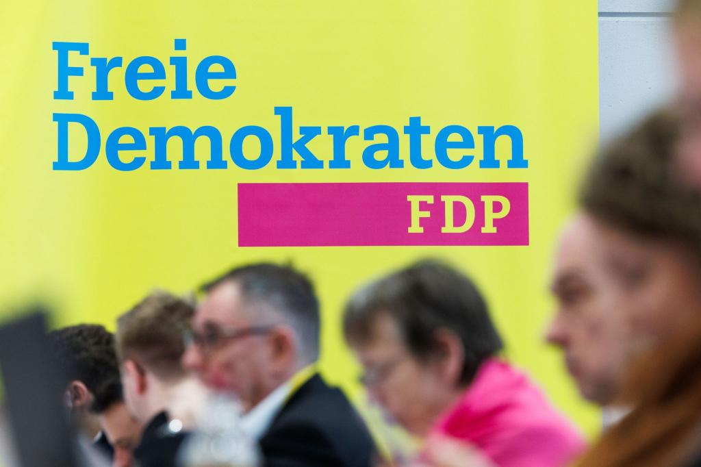 «Soll die FDP die Koalition mit SPD und Grünen als Teil der Bundesregierung beenden?» - Diese Frage sollen nun die FDP-Mitglieder beantworten. - Foto: Friso Gentsch/dpa
