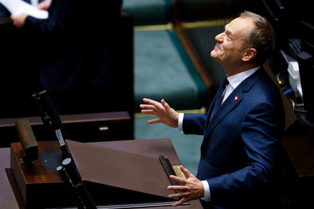 Erfreut blickt der polnische Oppositionsführer Donald Tusk zu den Parlamentsabgeordneten, nachdem er zum neuen Regierungschef gewählt wurde. Bei der Parlamentswahl im Oktober hatte das von Tusk geführte Bündnis eine klare Mehrheit gewonnen, trotzdem erhielt zunächst der bisherige Ministerpräsident Morawiecki den Regierungsauftrag. - Foto: Michal Dyjuk/AP/dpa