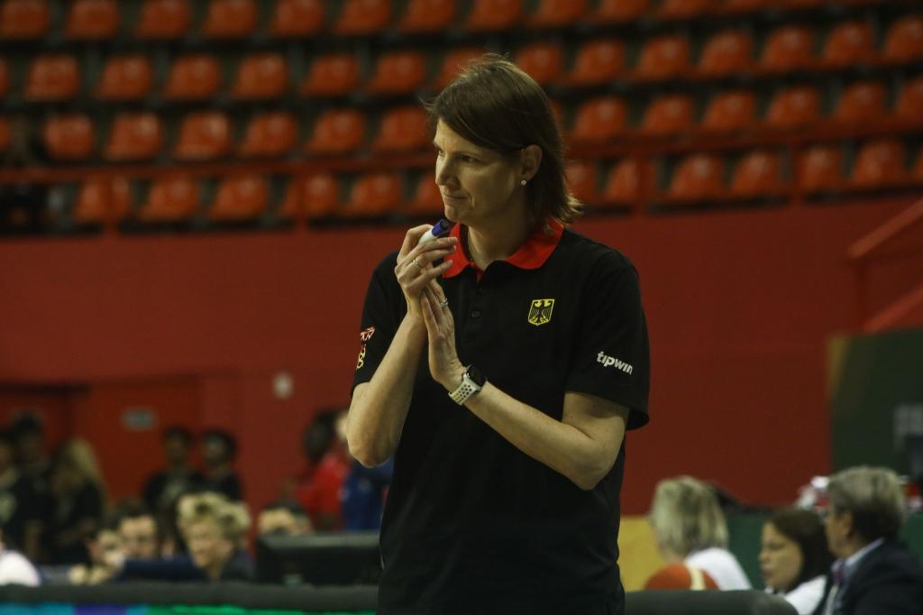 Die Bundestrainerin der deutschen Basketballerinnen: Lisa Thomaidis. - Foto: Marx Vasconcelos/dpa