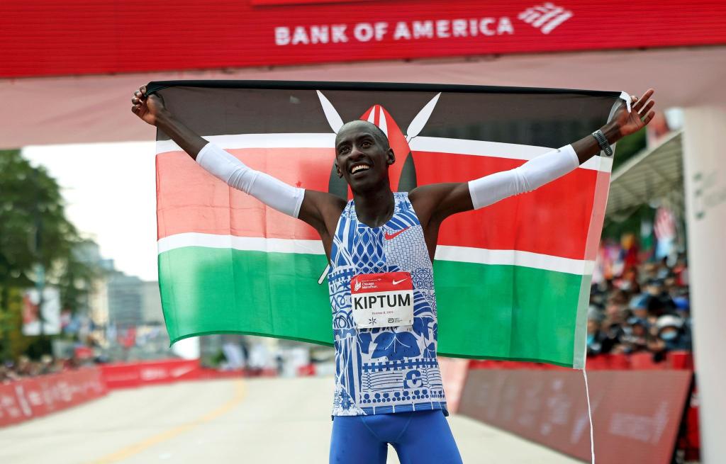 Kelvin Kiptum aus Kenia feierte seinen Weltrekordsieg beim Chicago-Marathon. - Foto: Eileen T. Meslar/Chicago Tribune via AP/dpa