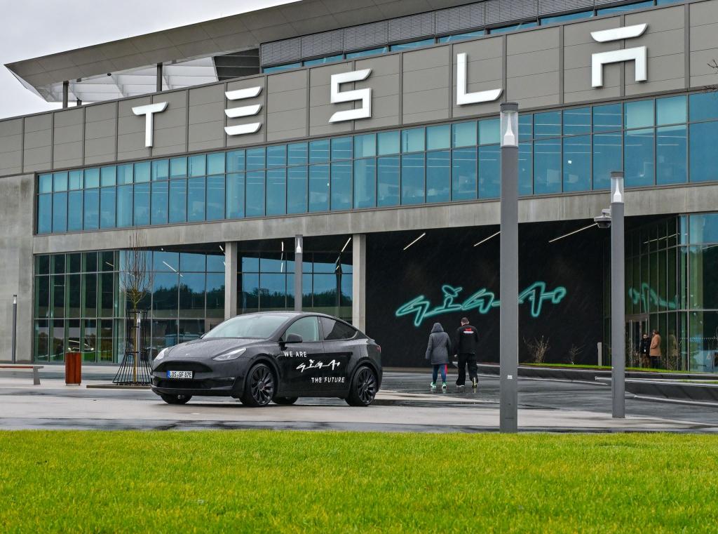 Tesla musste die Produktion in Grünheide bei Berlin für mehrere Tage weitgehend stoppen. - Foto: Patrick Pleul/dpa