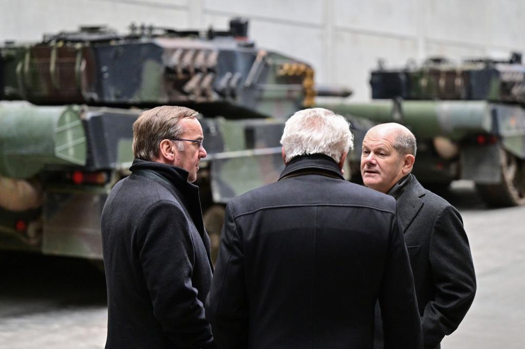 Kanzler Olaf Scholz (r.), Verteidigungsminister Boris Pistorius (l.) und Rheinmetall-Chef Armin Papperger. - Foto: Philipp Schulze/dpa