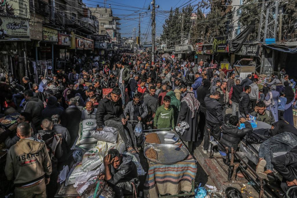 Mehr als eine Million Binnenflüchtlinge halten sich in Rafah auf. - Foto: Abed Rahim Khatib/dpa