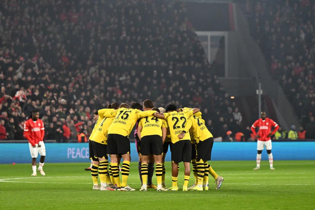 Borussia Dortmund hat sich im Achtelfinal-Hinspiel der Champions League eine passable Ausgangsposition erkämpft. Der Fußball-Bundesligist kam beim niederländischen Spitzenreiter PSV Eindhoven zu einem 1:1. Das Rückspiel findet am 13. März statt. - Foto: Federico Gambarini/dpa