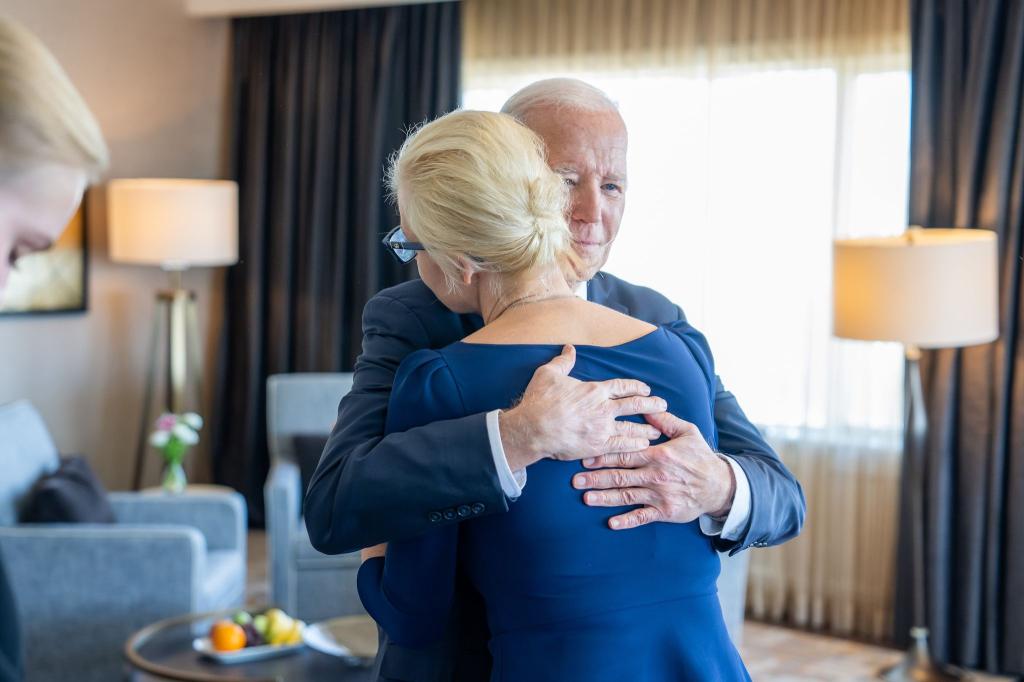 US-Präsident Joe Biden umarmt die Witwe des verstorbenen Kremlgegner Alexej Nawalny Julia Nawalnaja bei einem Treffen in Kalifornien. - Foto: White House/ZUMA Press Wire/dpa